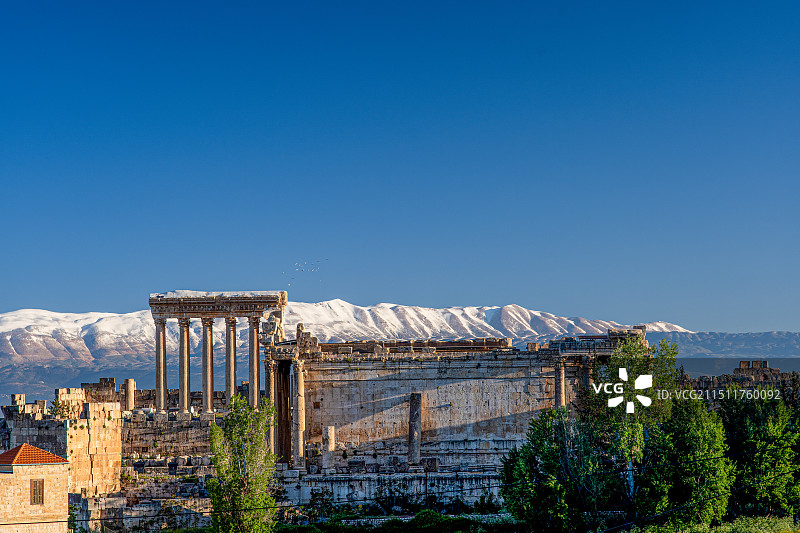 黎巴嫩著名景点考古遗迹世界文化遗产巴勒贝克（Baalbek）遗址中的朱庇特神庙的高大石柱风光图片素材