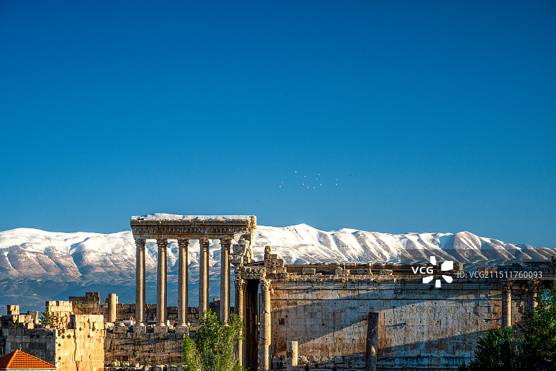 黎巴嫩著名景点考古遗迹世界文化遗产巴勒贝克（Baalbek）遗址中的朱庇特神庙的高大石柱风光图片素材