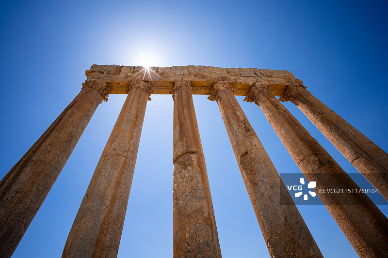 黎巴嫩著名景点考古遗迹世界文化遗产巴勒贝克（Baalbek）遗址中的朱庇特神庙的高大石柱风光图片素材