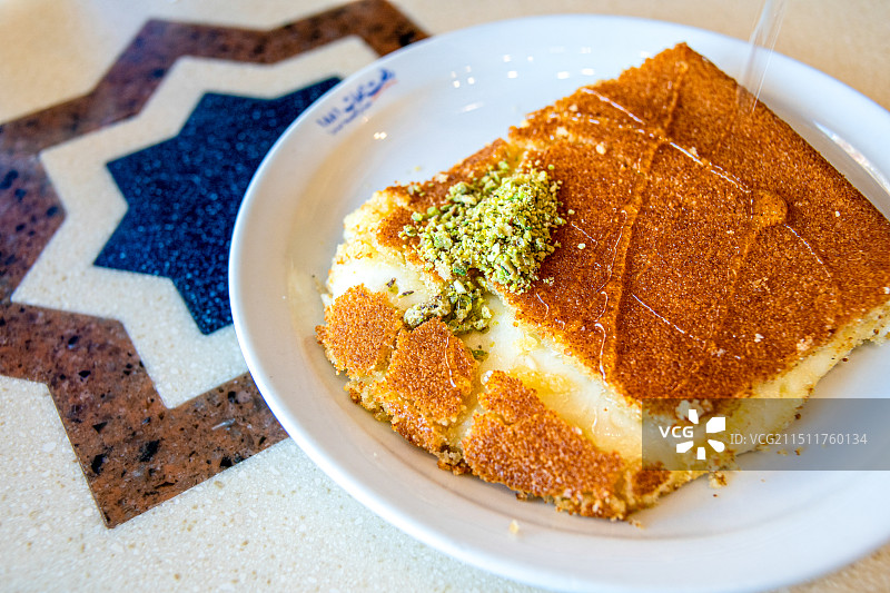 黎巴嫩北部老城的黎波里的传统中东甜点——Knafeh（库纳菲）图片素材