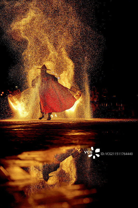 广州岭南印象园非物质文化遗产火壶表演图片素材