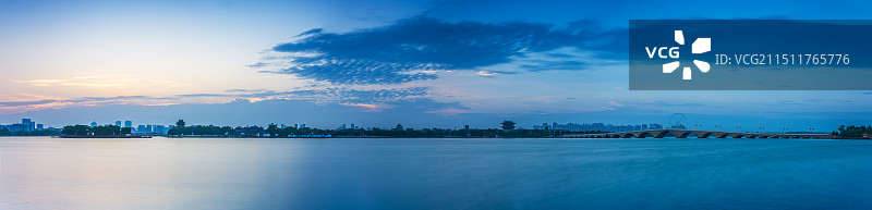 立秋之后东昌湖畔黎明时分的蓝调时刻24.08图片素材