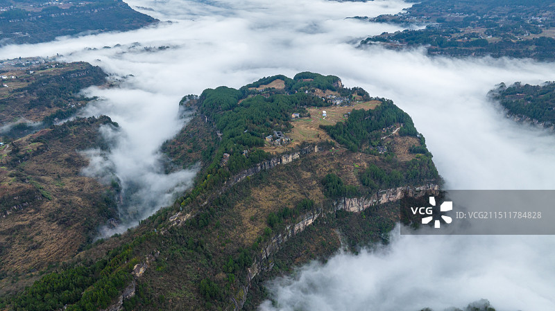 “天下第一土家山寨”—国家级文保单位湖北利川谋道镇鱼木寨景区白雾弥漫，呈现“巨鱼”遨游云海的壮美景观图片素材