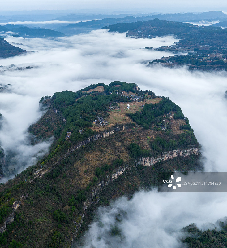 “天下第一土家山寨”—国家级文保单位湖北利川谋道镇鱼木寨景区白雾弥漫，呈现“巨鱼”遨游云海的壮美景观图片素材