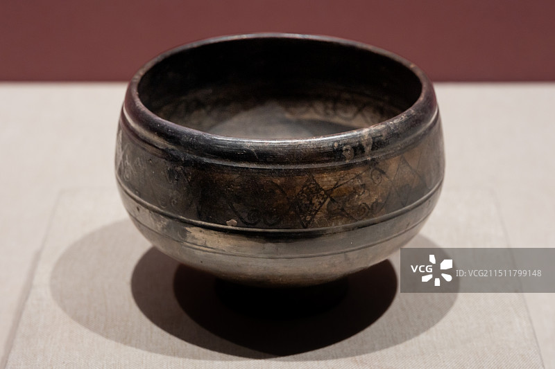 战国中山国王墓出土文物磨光压划纹黑陶碗图片素材