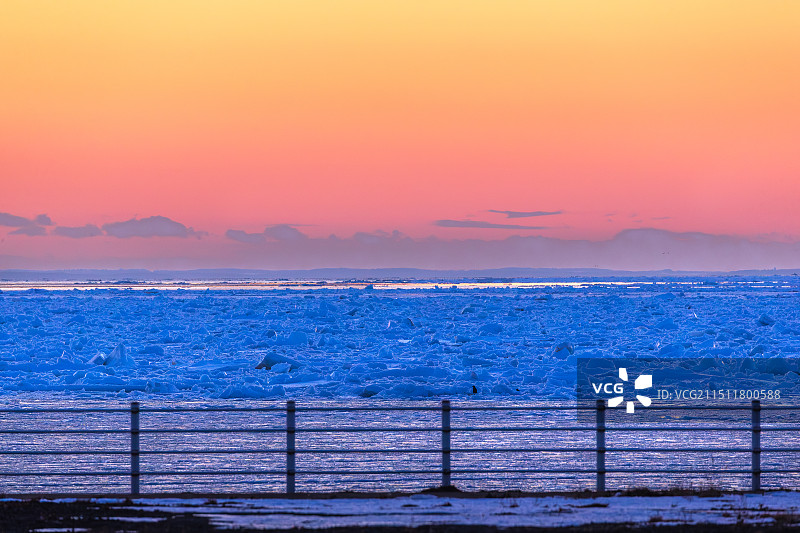 冬季北海道流冰上的火烧云图片素材