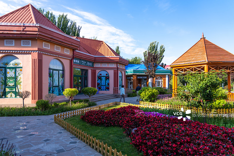 新疆伊犁州伊宁市六星街旅游景区富有新疆民族特色的彩色房屋和街景图片素材