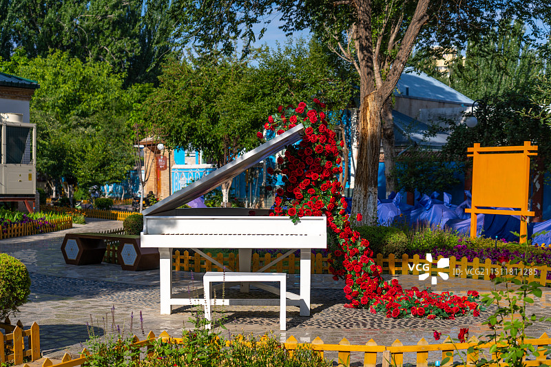 新疆伊犁州伊宁市六星街旅游景区富有新疆民族特色的彩色房屋和街景图片素材