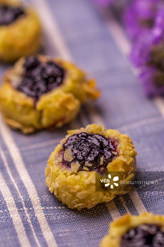 影棚拍摄白色背景精美果酱饼干特写图片素材