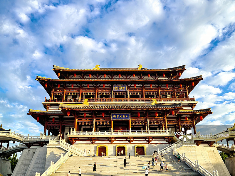 蓝天白云下的紫云楼图片素材