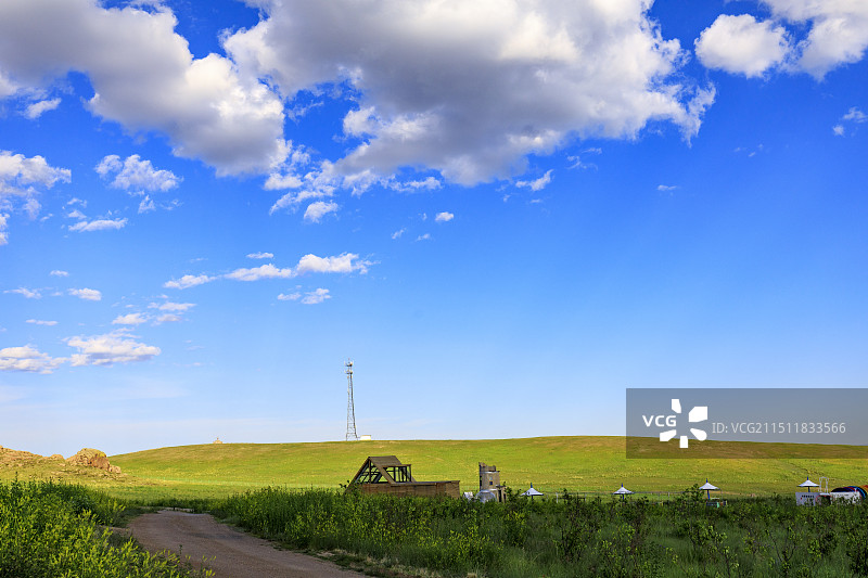 夕阳下的内蒙古自治区锡林郭勒盟东乌珠穆沁旗乌里雅斯太山下的草原风光图片素材