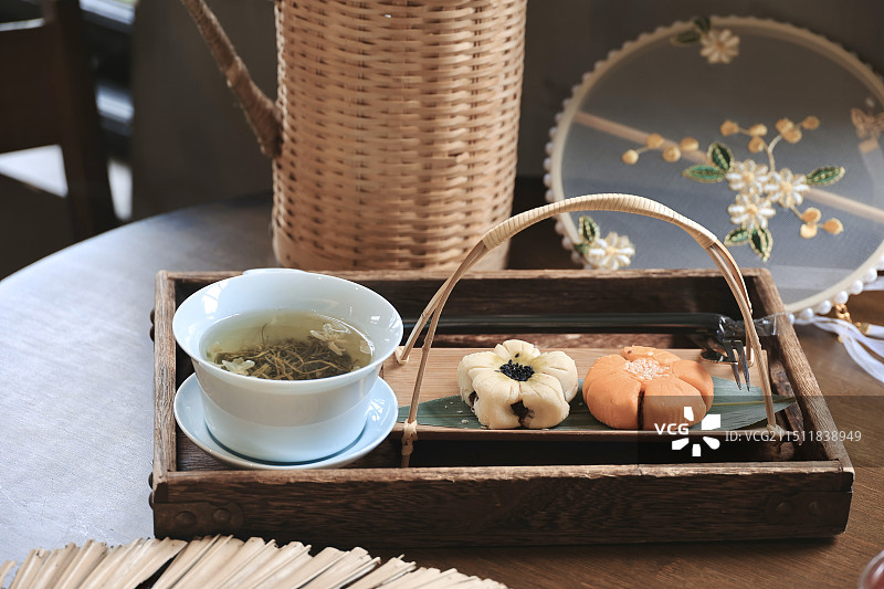 茉莉花茶盖碗茶中式糕点中式茶楼新中式桌上盘子里的食物的高角度视图图片素材