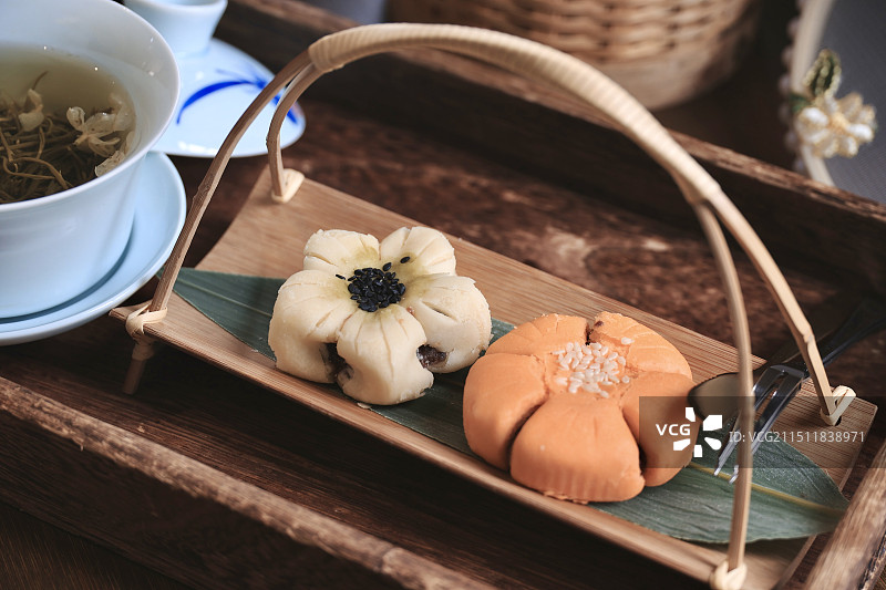 茶点酥饼新式糕点鲜花酥鲜花饼中式糕点桌子上的月饼图片素材