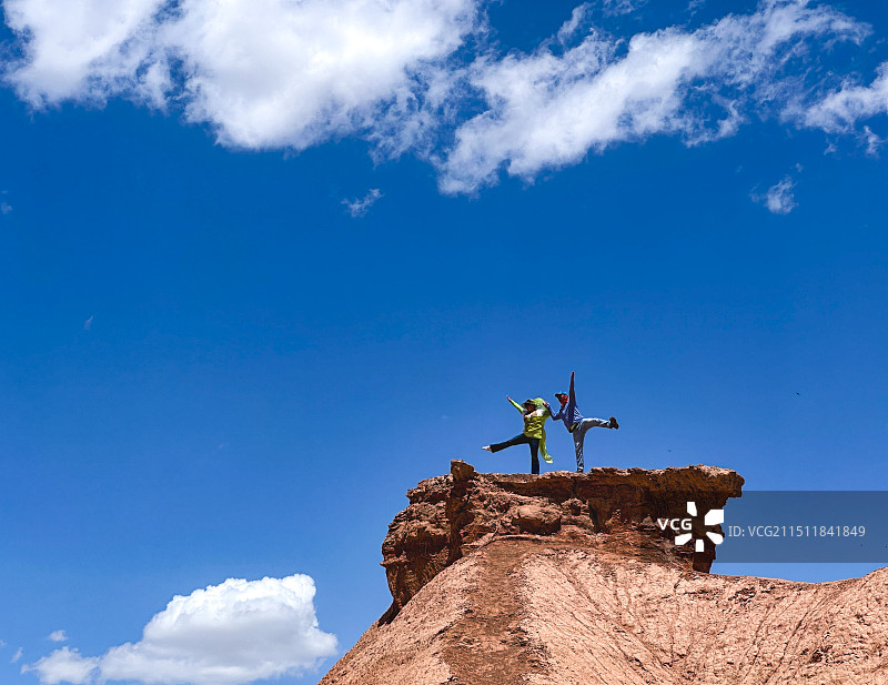蓝天下岩石上的双人舞图片素材