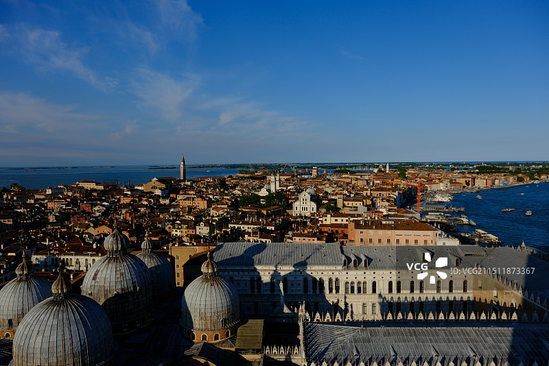 威尼斯蓝天下海景的高角度景观图片素材
