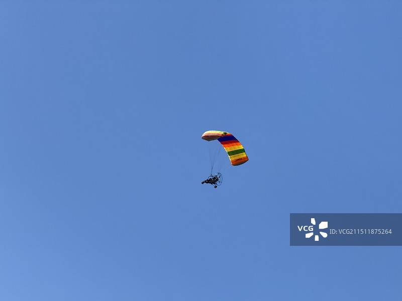 赛里木湖上空的滑翔伞图片素材