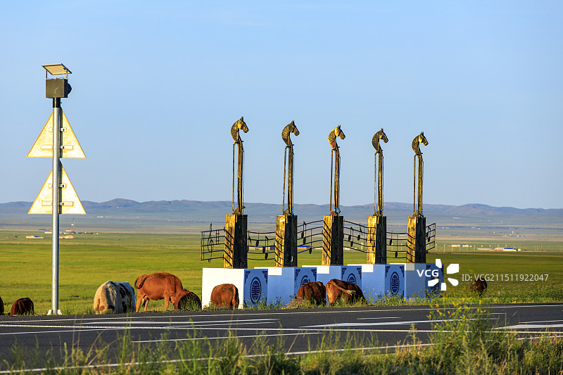 暮色下的内蒙古锡林郭勒盟东乌珠穆沁旗乌里雅斯太风景区旅游公路入口的标志图片素材