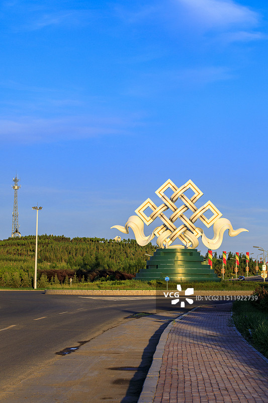 暮色下的内蒙古锡林郭勒盟东乌珠穆沁旗乌里雅斯太镇交通路口的景观图片素材