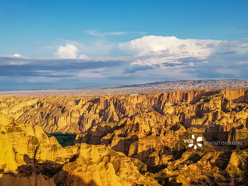 云层映衬下的黄河石林景观图片素材