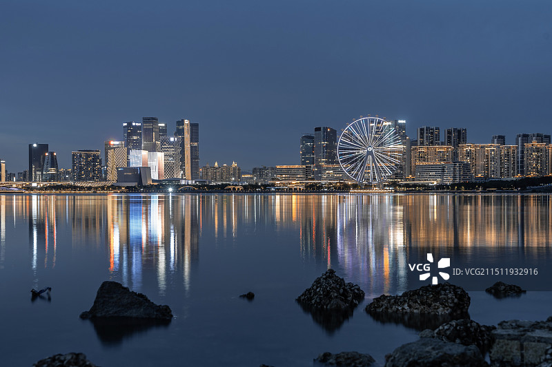 深圳欢乐港湾摩天轮蓝调夜景图片素材