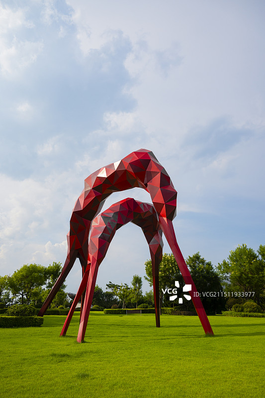 烟台市开发区金沙滩公园草地和雕塑图片素材