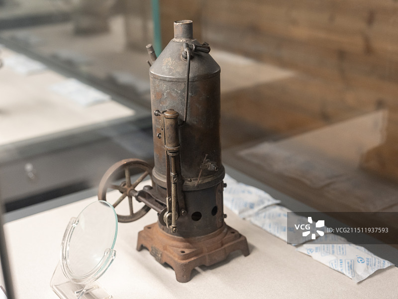 1866年英格兰制单缸往复式蒸汽机小样机图片素材