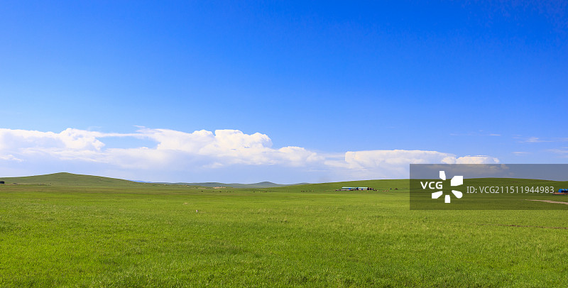 内蒙古自治区锡林郭勒盟东乌珠穆沁旗G33国道旁边的草原风光图片素材