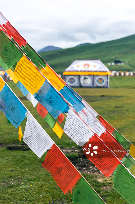 色达县金马草原的经幡。图片素材
