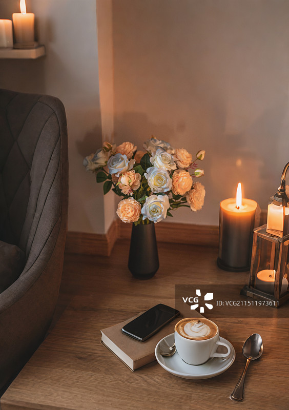 桌上咖啡杯的高角度视图图片素材