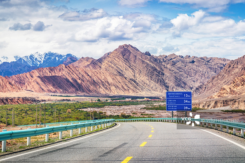 新疆克孜勒苏州乌恰 亚洲公路AH65号公路 英语、俄语双语里程牌图片素材