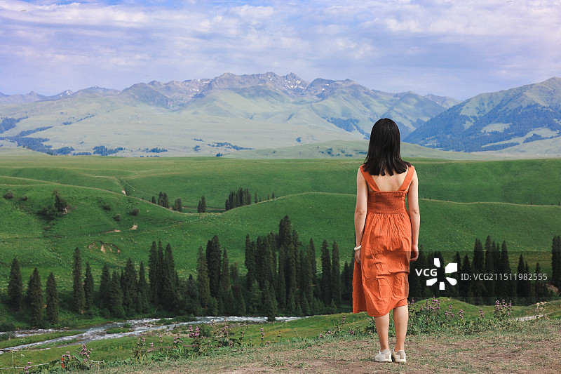 草原旷野湖畔一个人背影图片素材