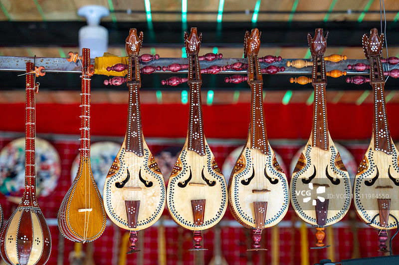 琳琅满目的新疆民族乐器，胡西塔尔、弹拨尔、冬不拉图片素材