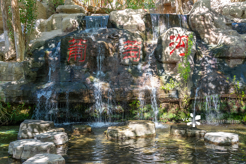 夏天新疆吐鲁番葡萄沟景区正面照图片素材