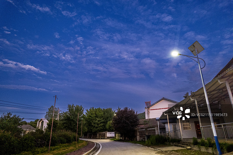 静谧的乡村夜晚图片素材