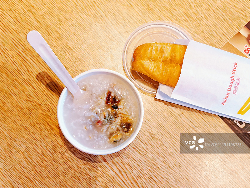 早餐/皮蛋瘦肉粥加油条图片素材