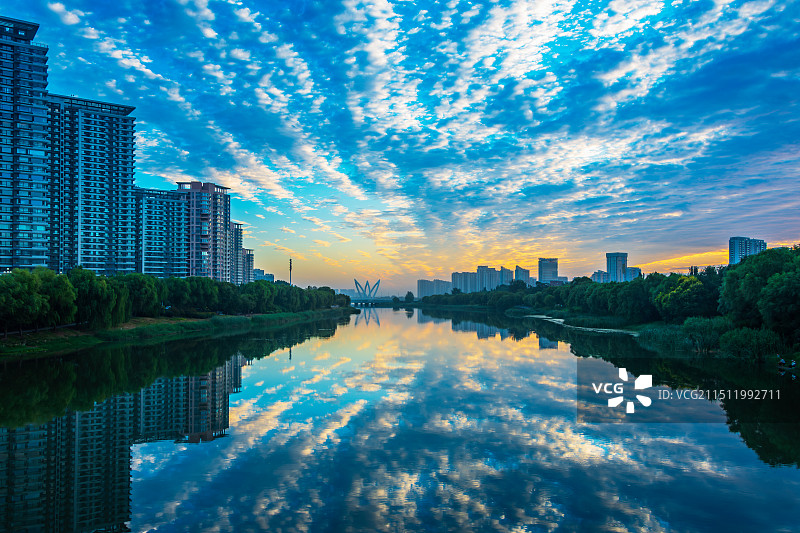 行云流水，水天共色，夏日日出徒骇河畔-立秋过后聊城徒骇河畔美丽晨景24.08图片素材