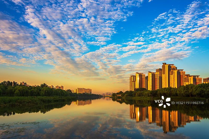 行云流水，水天共色，夏日日出东昌湖畔-立秋过后聊城徒骇河畔美丽晨景24.08图片素材