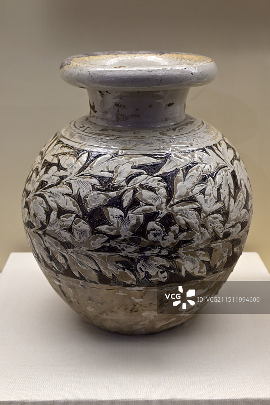 《刻花石榴尊》，辽代（距今约900年）文物，河北省唐山博物馆藏图片素材