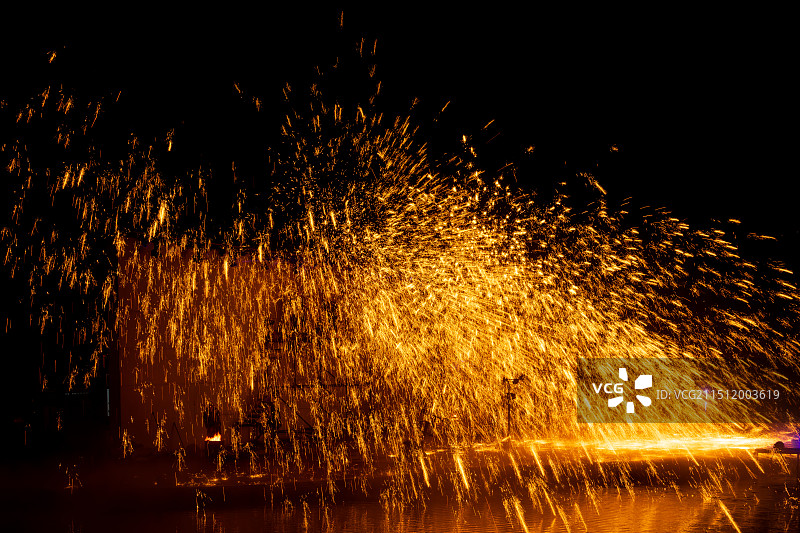 中国非物质文化遗产 打铁花表演 传统文化 中国文化 铁水 铁花 北京世界公园图片素材