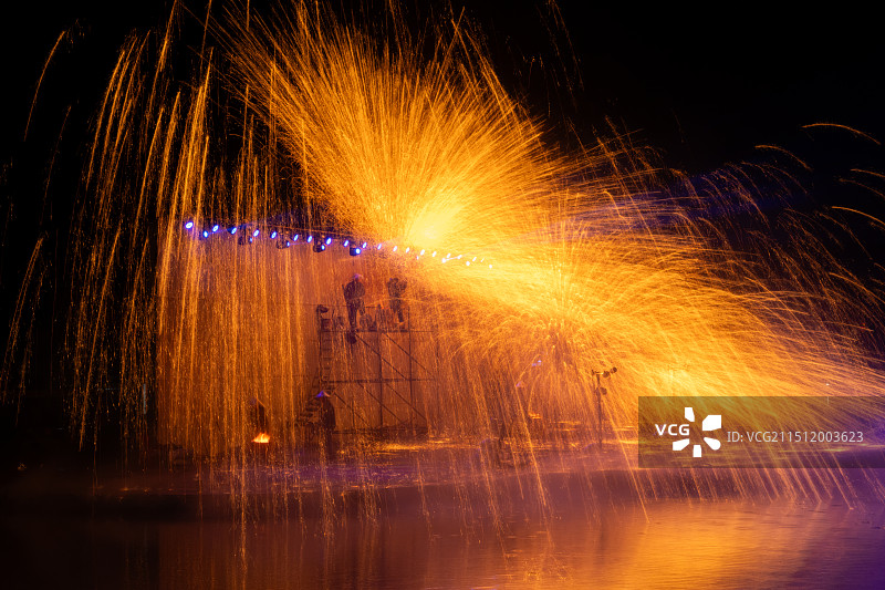 中国非物质文化遗产 打铁花表演 传统文化 中国文化 铁水 铁花 北京世界公园图片素材