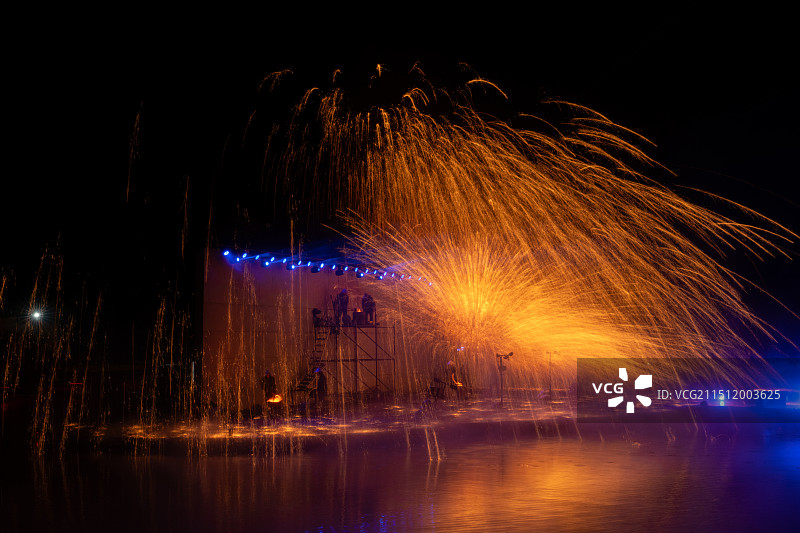 中国非物质文化遗产 打铁花表演 传统文化 中国文化 铁水 铁花 北京世界公园图片素材