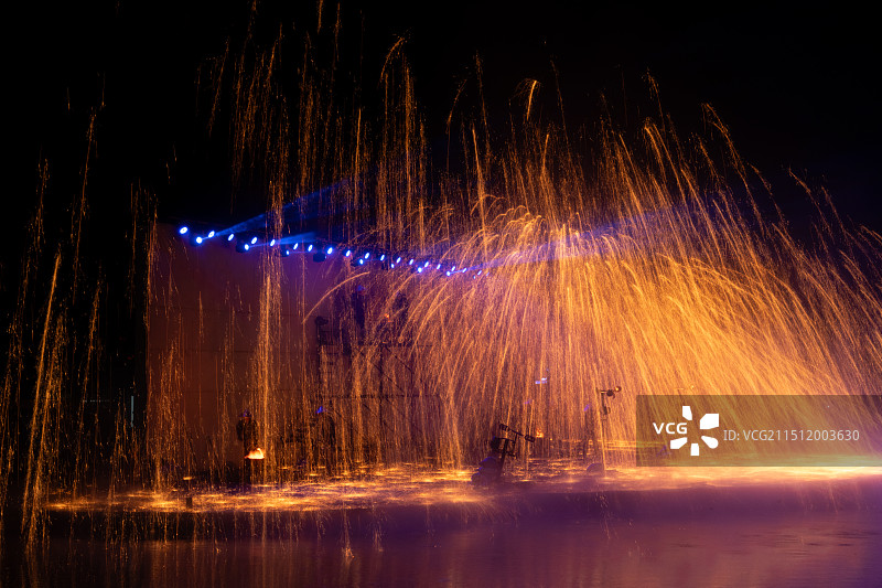 中国非物质文化遗产 打铁花表演 传统文化 中国文化 铁水 铁花 北京世界公园图片素材