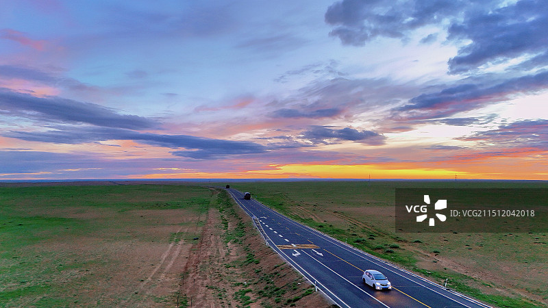 晚霞中的锡林郭勒盟草原公路图片素材