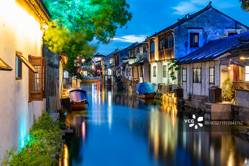 2024年7月炎热夏季台风天傍晚下的周庄古镇夜景图片素材