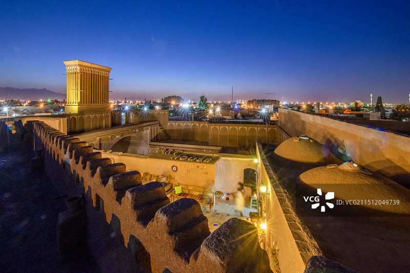 华灯初上的亚兹德历史城区风光图片素材