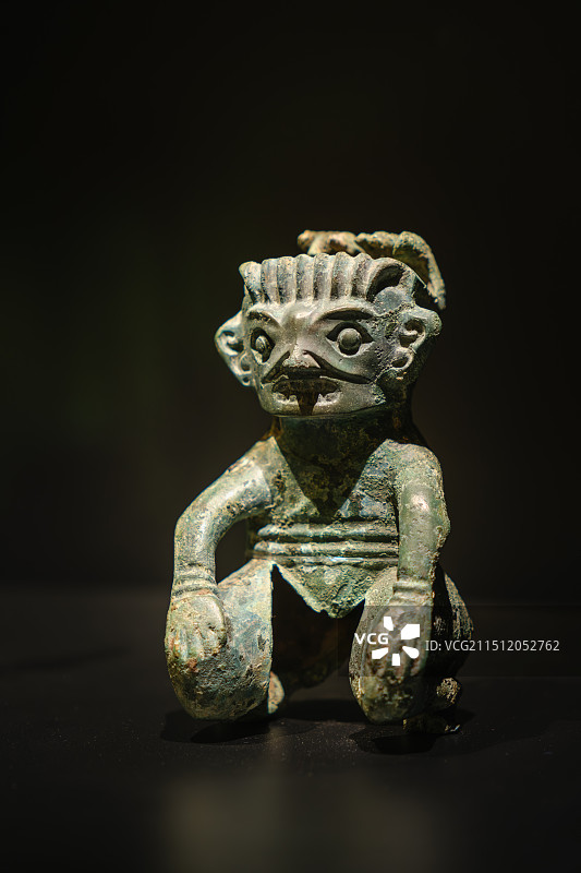 广汉三星堆博物馆——跪坐人像图片素材