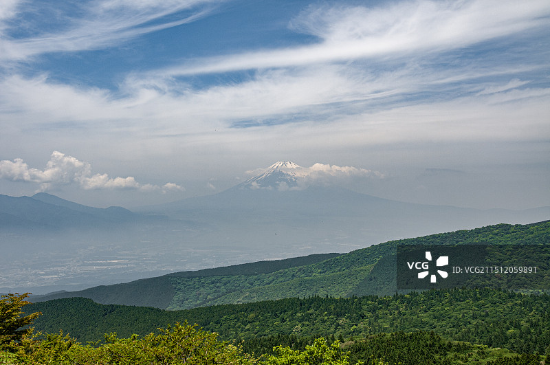 日本箱根芦之湖边三国山山峰周围自然风光图片素材