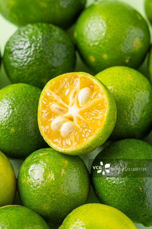 解锁夏日新滋味，绿色小青柠的清新来袭图片素材