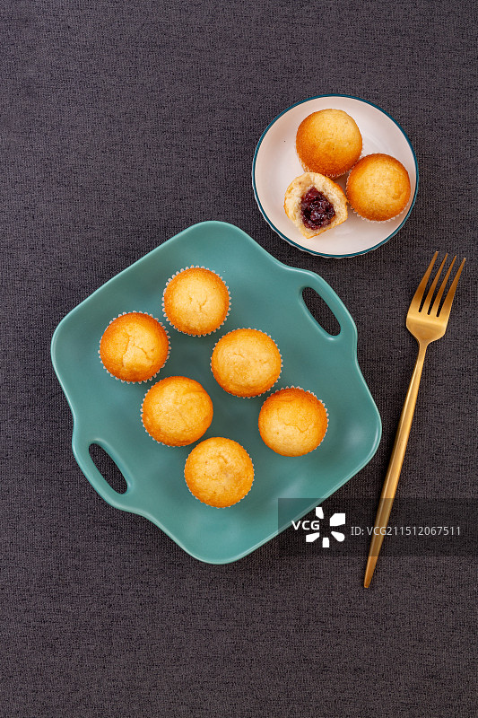 蓝莓夹心迷你蛋糕图片素材