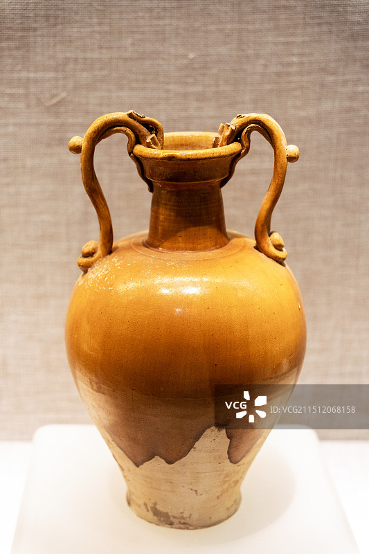 中国河南洛阳博物馆 馆藏文物 偃师市唐恭陵出土 唐代黄釉双龙瓶图片素材